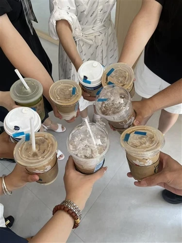 A Warm Start To Autumn: LENUO Treats The Whole Team To The First Cup Of Milk Tea